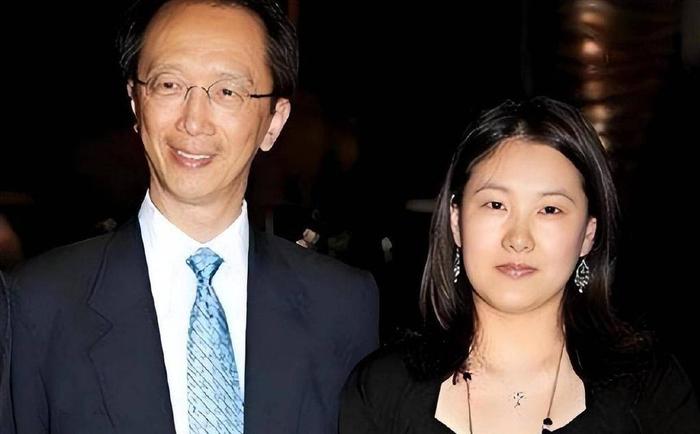 米乐M6官网-恩爱23年抵不过残酷现实！73岁梁锦松衰老，47岁伏明霞依然美艳如花